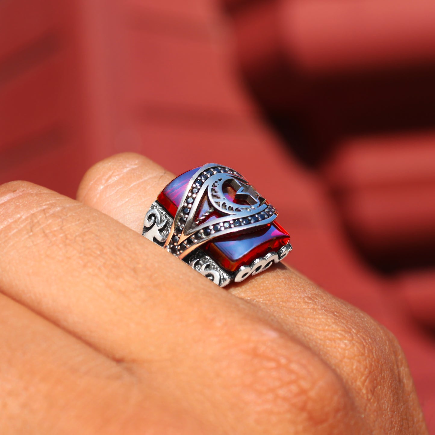 Sarı Lak Üzeri Ay-Yıldızlı Mikro Işlemeli Üzerinde Kırmızı Zirkon Taşlı 925 Ayar Gümüş Erkek Yüzük