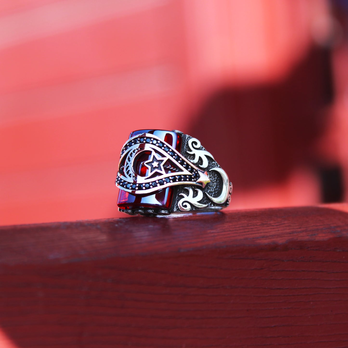 Sarı Lak Üzeri Ay-Yıldızlı Mikro Işlemeli Üzerinde Kırmızı Zirkon Taşlı 925 Ayar Gümüş Erkek Yüzük