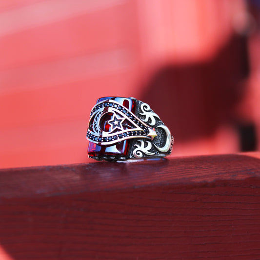 Sarı Lak Üzeri Ay-Yıldızlı Mikro Işlemeli Üzerinde Kırmızı Zirkon Taşlı 925 Ayar Gümüş Erkek Yüzük